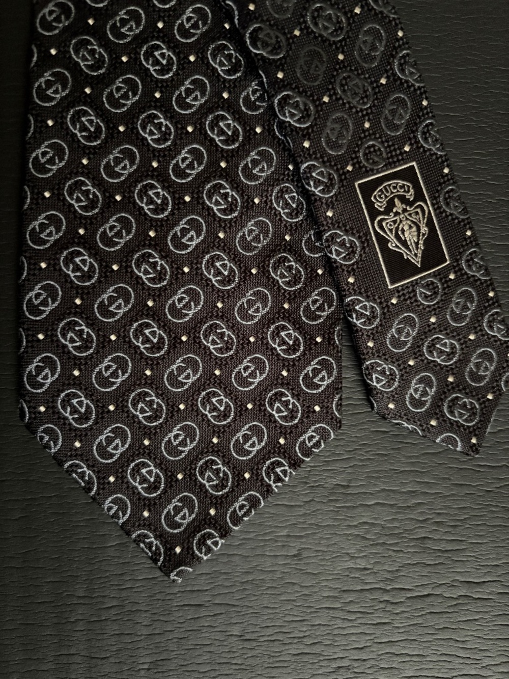 Gucci knight crest silk tie. 100% authentic vintage Gucci